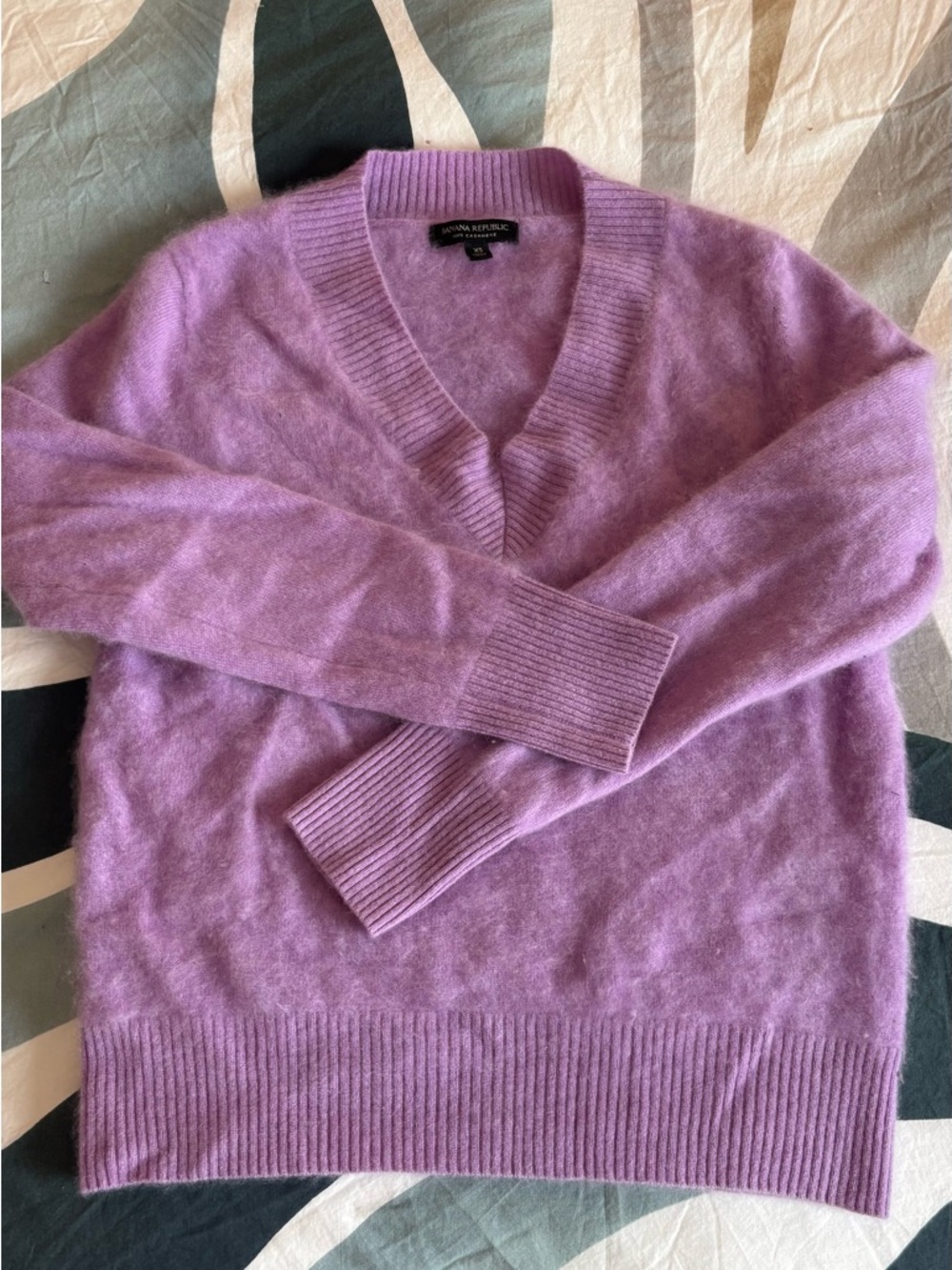 Banana Republic Lavender 100% Cashmere V-Neck Sweater